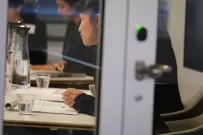 Hinter verschlossenen Türen...