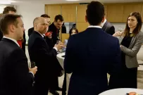 ...und diskutieren bei einem Glas Wein.